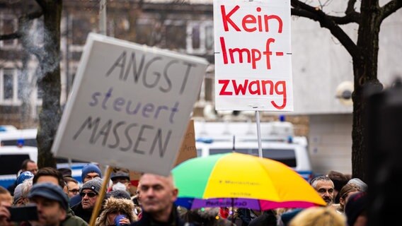 Menschen bei einer Demonstration gegen die Corona-Maßnahmen in Hannover © picture alliance/dpa Foto: Michael Matthey