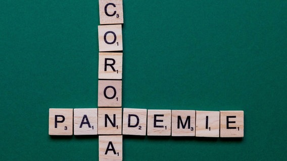 Die Wörter "Corona" und "Pandemie" sind aus Buchstaben zusammengestellt. © picture alliance Foto: Andreas Franke