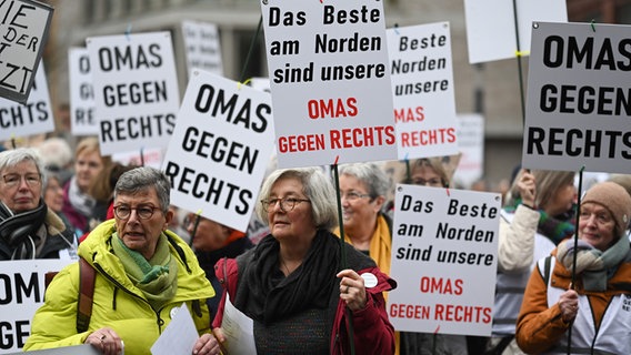 Teilnehmer einer Demonstration gegen Neonazis und rechte Gewalt ziehen durch die Innenstadt und halten Schilder mit der Aufschrift "Omas gegen Rechts". © picture alliance/dpa Foto: Lars Penning