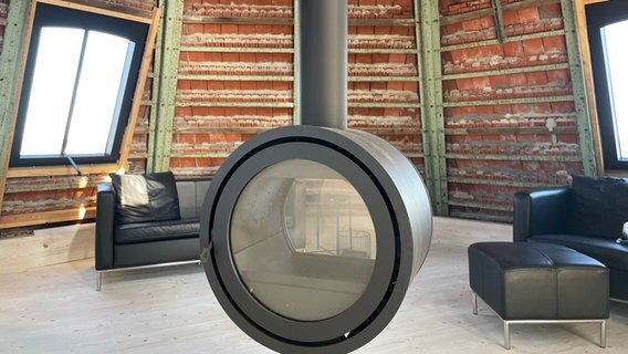 Ein Sessel und Kamin in einem Wasserturm © NDR Foto: Frank Hajasch