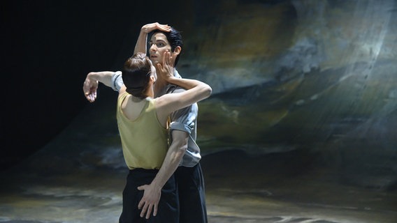 Tänzer Sandra Bourdais und Maurus Gauthier eng umschlungen auf der Bühne © Staatsoper Hannover Foto: Ralf Mohr