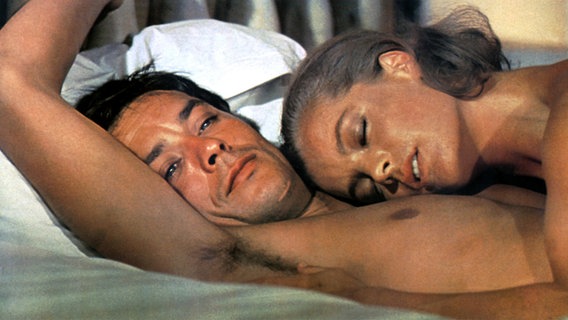 Alain Delon und Romy Schneider im Film "Der Swimmingpool" von 1969 © picture alliance/United Archives 