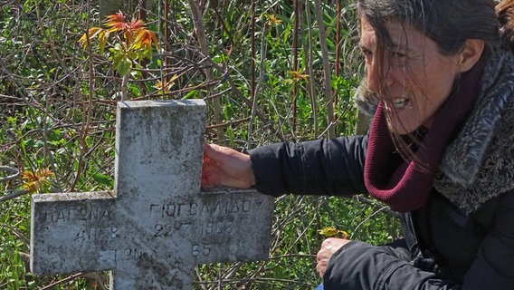 Margarita am Grab ihrer Großeltern auf dem Friedhof in Kastanies  