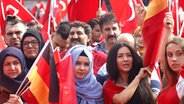 Deutsch-Türken bei der Erdogan-Großkundgebung im Juli 2016 in Köln © imago 