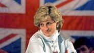 Prinzessin Diana auf einem Archivild mit der britischen Fahne © John Giles/PA/epa/dpa +++ dpa-Bildfunk Foto: John Giles