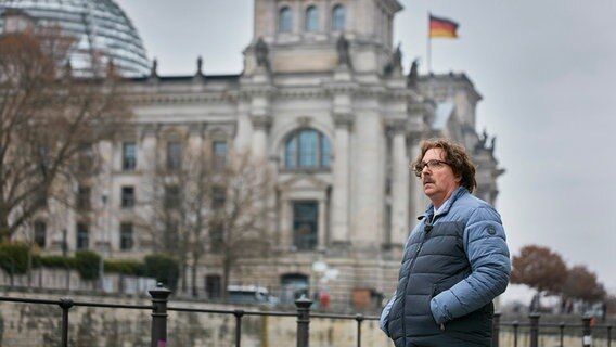 Reporter-Legende Sandro Zahlemann (Olli Dittrich) vor dem Bundestag. © WDR/beckground tv/Daniel Wolcke 