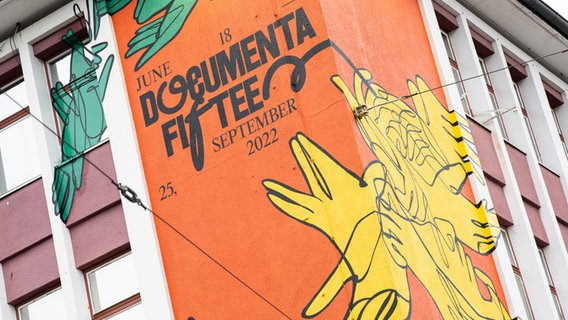 Ein Wandbild mit dem neuen Logo der documenta fifteen © picture alliance/dpa Foto: Swen Pförtner