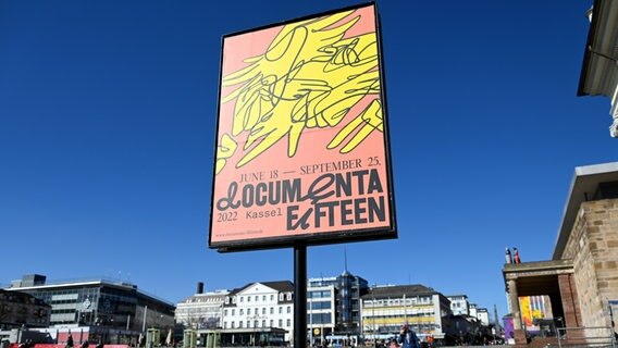 Ein Poster der documenta fifteen in Kassel © picture alliance/dpa | Uwe Zucchi Foto: Uwe Zucchi