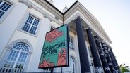 Eines der ersten Werke im Stadtbild, geschwärzte Säulen mit Zeichnungen des rumänischen Künstlers Dan Perjovschi, sind am Haupteingang zum documenta-Standort Fridericianum zu sehen. © Swen Pförtner/dpa - Foto: Swen Pförtner