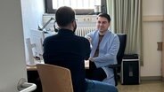 Gefängnisseelsorger Mehmet Akif Dökmetas im Gespräch mit einem Insassen © NDR 