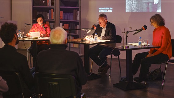 Sascha Icks, Martin Doerry und Katja Weise auf dem Podium. © NDR/Moritz Münch Foto: Moritz Münch