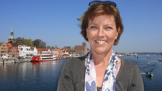 Dora Heldt vor einem Bild von Kappeln an der Schlei (Montage) Dora Heldt vor einem Bild von Kappeln an der Schlei (Montage) © picture alliance / rtn - radio tele nord, fotolia.com Foto: rtn, patrick becher, silentforce
