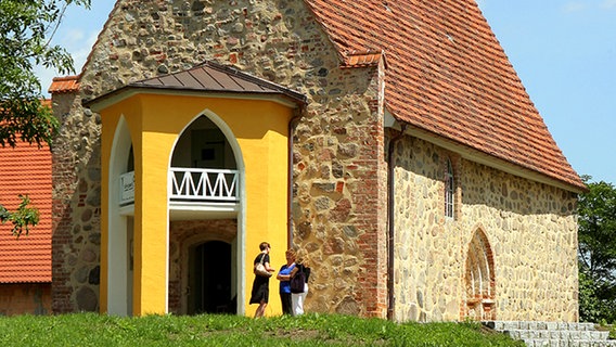 Die Dorfkirche in Federow (Müritzkreis) dient seit 2005 als Hörspielkirche. © dpa-Report 