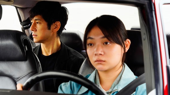 Hidetoshi Nishijima als Yusuke Kafuku und Toko Miura als Misaki Watari in einer Szene des Films Drive My Car. © Kinofreund | Rapid Eye Movies 