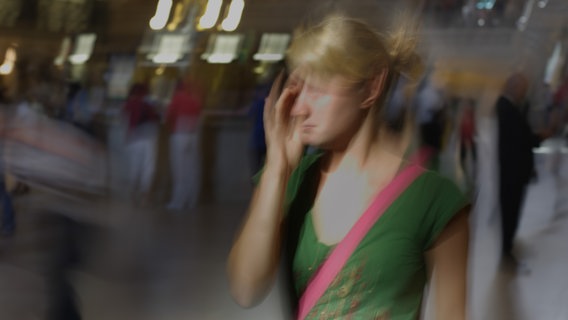 Eine Frau fässt sich an den Kopf © picture alliance / photothek | Ute Grabowsky 