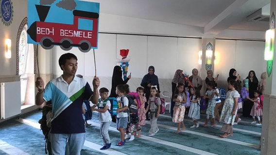 Muslimisches Einschulungsfest in einer Moschee in Hannover Muslimisches Einschulungsfest in einer Moschee in Hannover © NDR