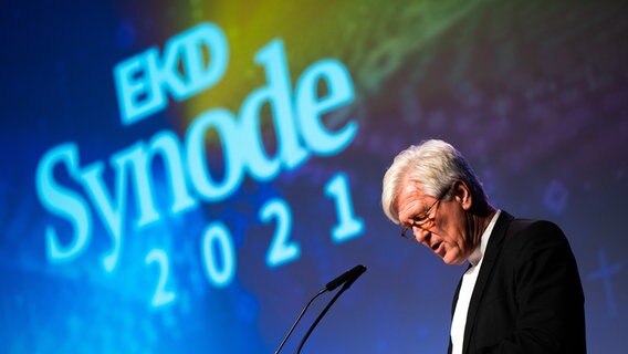Heinrich Bedford-Strohm, Vorsitzender des Rates der Evangelischen Kirche in Deutschland, während seiner Ansprache bei der EKD-Synode 2021 © picture alliance/dpa Foto: Mohssen Assanimoghaddam