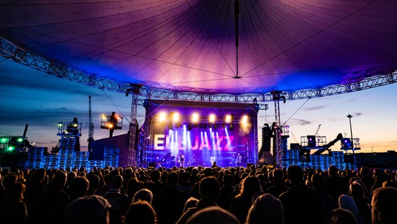 Das Elbjazz Festival 2022 auf Blohm und Voss im Hamburger Hafen © Mischa Kreiskott Foto: Mischa Kreiskott