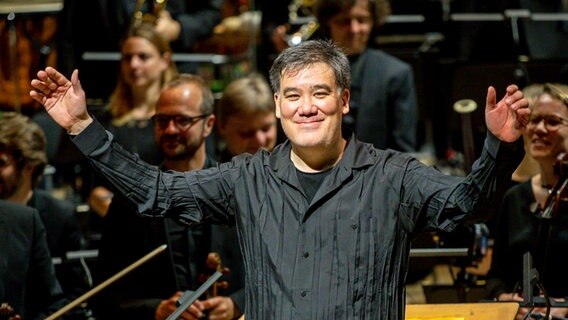Alan Gilbert lächelt in der Elbphilharmonie in Publikum © picture alliance/dpa / Axel Heimken Foto: Axel Heimken