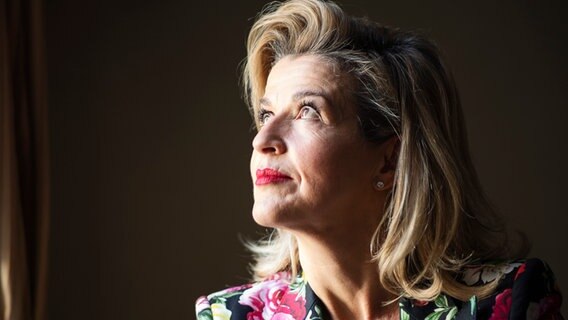 Anne-Sophie Mutter blickt seitwärts nach oben © picture alliance / TT NYHETSBYRÅN | Stina Stjernkvist/TT 