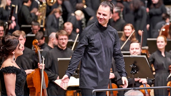 Dirigent Teodor Currentzis im schwarzen Hemd dirigiert das musicAeterna of Perm Opera in der Elbphilharmonie das Requiem von Verdi © Claudia Höhne 