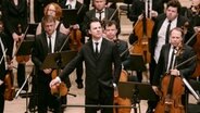 Dirigent Teodor Currentzis im Anzug mit musicAeterna in der Elbphilharmonie. © Daniel Dittus 