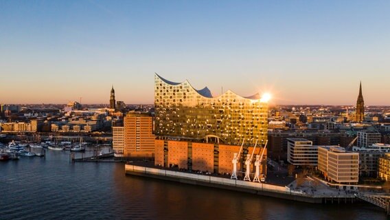 Blick auf die Elbphilharmonie in Hamburg. © picture alliance / HOCH ZWEI | Juergen Tap 