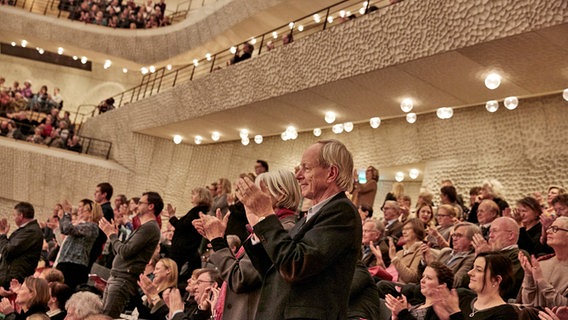 Ovationen, teil im Stehen, vom Publikum im Großen Saal der Elbphiharmonie fürs "Konzert für Hamburg" des Elbphilharmonie Orchesters © Elbphilharmonie Foto: Claudia Höhne