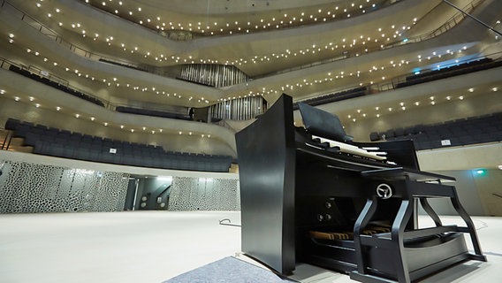 Der Orgelspieltisch auf der Bühne im Großen Saal der Elbphilharmonie in Hamburg © Picture-Alliance/dpa Foto: Georg Wendt
