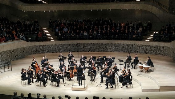 Das Ensemble Resonanz bei seinem Mozart-Konzert in der Hamburger Elbphilharmonie  Foto: Jann Wilken
