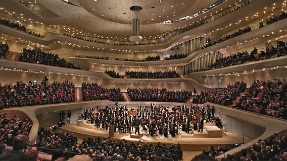Der Konzertsaal der Elbphilharmonie am 11.01.2017 in Hamburg bei der Eröffnung des Gebäudes. © dpa-Bildfunk Foto: Christian Charisius