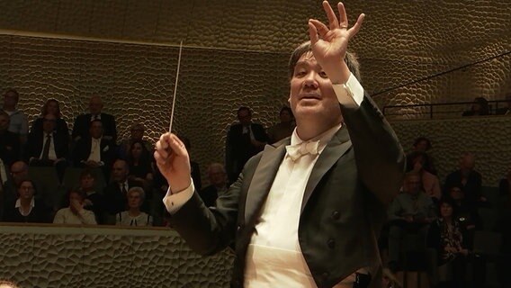 Alan Gilbert dirigiert in der Hamburger Elbphilharmonie  Foto: Screenshot