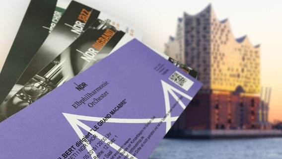 Konzertkarten vor einem Motiv der Elbphilharmonie © Pressebilder Elbphilharmonie Foto: michael zapf
