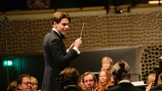 Klaus Makela performs at the Elbphilharmonie.  © Daniel Dettos Photo: Daniel Dettos