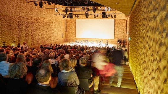 Publikum sitzt im Kleinen Saal der Elbphilharmonie © Claudia Höhne / Elbühilharmonie Foto: Claudia Höhne