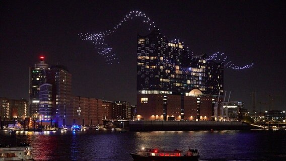 Beleuchtete Drohnen fliegen über der Elbe vor der Elbphilharmonie im Rahmen der Eröffnung des Musikfests Hamburg. © dpa-Bildfunk / Georg Wendt Foto: Georg Wendt