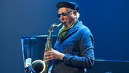 Charles Lloyd mit Saxophon  