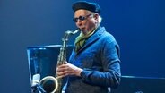 Charles Lloyd mit Saxophon  