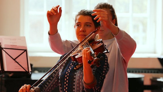 Zwei junge Musikerinnen © TONALi Award/ Swanhild Kruckelmann Foto: Swanhild Kruckelmann
