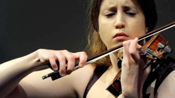 Vilde Frang spielt Geige © picture alliance / dpa | Vladimir Vyatkin 