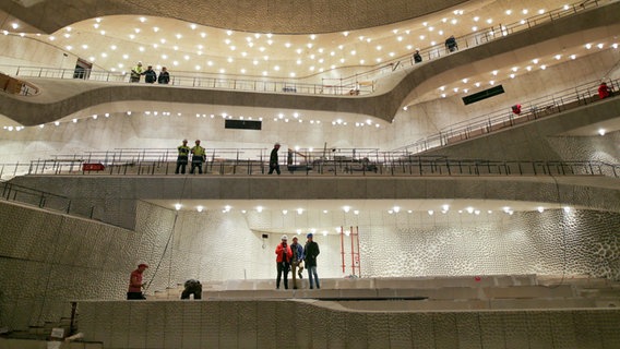 Die "weiße Haut" im Großen Konzertsaal der Elbphilharmonie © dpa Foto: Axel Heimken