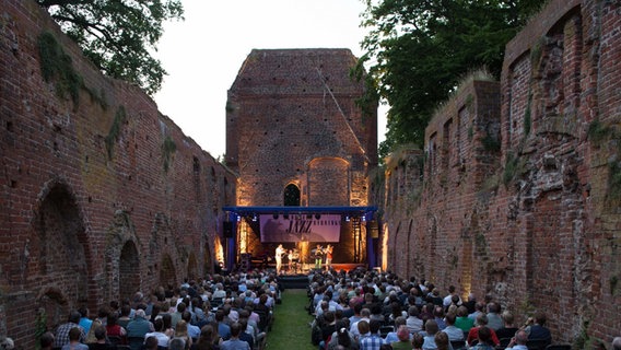 Eldenaer Jazz Evenings 2015 in der Klosterruine Eldena bei Greifswald © Philipp Schroeder, Lensescape.org 