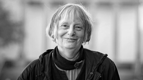 Eine ältere Dame mit grauen Haaren schaut lächelnd aus dem Bild. Es ist die Lyrikern Elke Erb. © picture alliance Foto: Frank Rumpenhorst