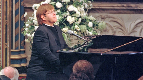 Elton John spielt und singt am Klavier bei der Trauerfeier für Prinzessin Diana in der Westminster Abbey. © picture alliance / empics | PA 