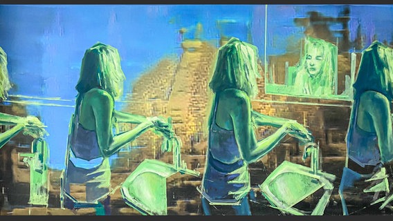 Ein Gemälde zeigt viermal die gleiche Frau, die vor einem Waschbecken steht und sich die Hände wäscht. © Toni Minge 