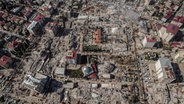 Blick auf die Zerstörung durch ein Erdbeben in einem Stadtzentrum in Nordsyrien. © picture alliance/dpa/IHA/AP 