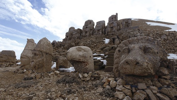 Die Statuen bei Nemrut wurden während des Erdbebens nicht beschädigt. © picture alliance / AA Foto: Mehmet Kumcagiz