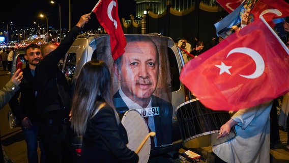 Menschen feiern den Sieg von Recep Tayyip Erdoğan bei den türkischen Präsidentschaftswahlen © Imago 