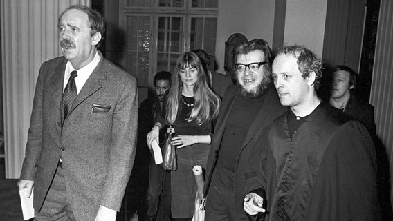 Heinrich Böll, Erich Fried und der Rechtsanwalt Kurt Groenewold im Januar 1974 auf dem Flur im Amtsgericht Hamburg. Heinrich Böll, Erich Fried und der Rechtsanwalt Kurt Groenewold im Januar 1974 auf dem Flur im Amtsgericht Hamburg. © picture alliance / dpa | Werner Baum