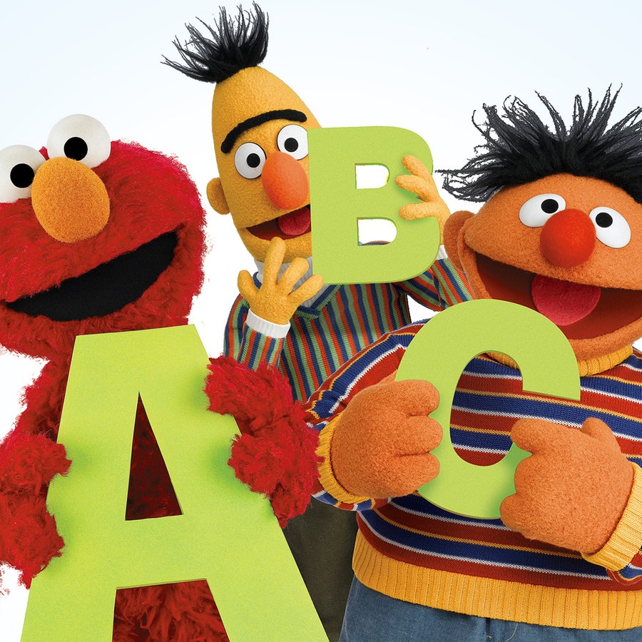 Ernie, Elmo und Bert mit grünen Buchstaben von der Sesamstraße zum 50. Geburtstag der Sendung © Sesame Workshop NDR 
